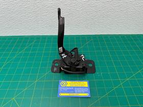 84100137 Gm 17-25 Cadillac Xt5 Hood Release Safety Catch Latch Lock Hook Oem