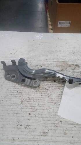 3935387 Gmc Used Hood Hinge Fits 2021 Sierra 1500 Pickup Grade A