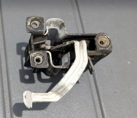 1268800860 Mercedes Benz C126 Right Lower Hood Catch 380sec 500sec 560sec