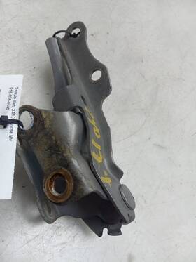 118.sc1204 Scion 2004 Xb 1.5l Fwd At Left And Right Side Hood Hinges